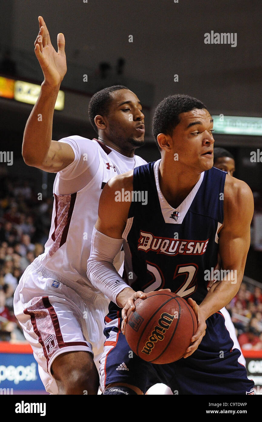 18. Februar 2012 - Philadelphia, Pennsylvania, USA - Duquesne Dukes weiterleiten Kadeem Pantophlet (22) mit dem Ball, bewacht von Temple Owls vorwärts Rahlir Hollis-Jefferson (32). In einem Spiel im Liacouras Center in Philadelphia, Pennsylvania. Tempel führt Duquesne in der Mitte mit einem Score von 42- Stockfoto