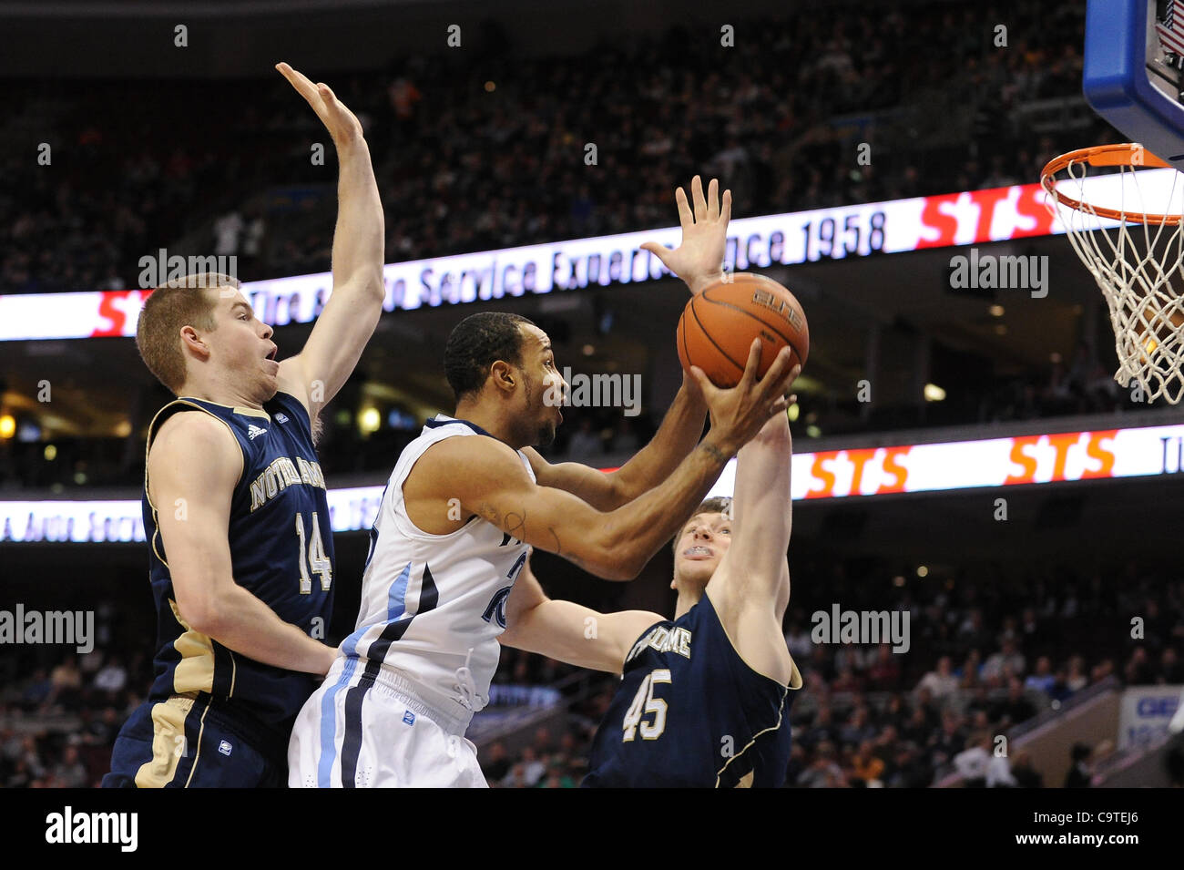 18. Februar 2012 - Philadelphia, Pennsylvania, USA - Villanova Wildcats bewachen Dominic Cheek (23) fährt die Bahn in Notre Dame Fighting Irish weiterleiten Jack Cooley (45). In einem Spiel auf das Wells Fargo Center in Philadelphia, Pennsylvania. Villanova führt in der Mitte mit einem Score von Notre Dame Stockfoto