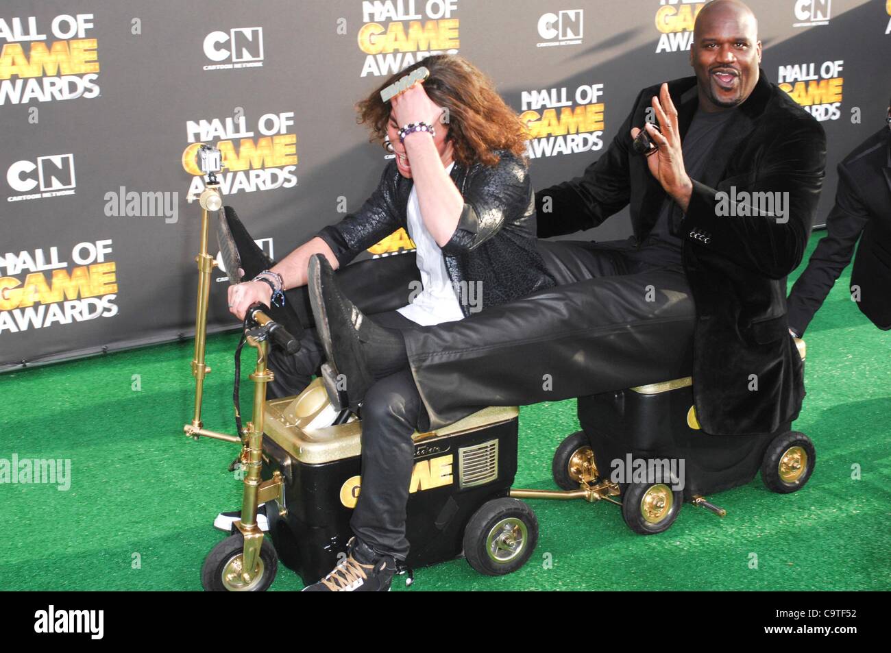 Shaquille O'Neal im Ankunftsbereich für 2. jährlichen Cartoon Network Halle des Game Awards, Barker Hangar, Santa Monica, CA 18. Februar 2012. Foto von: Elizabeth Goodenough/Everett Collection Stockfoto