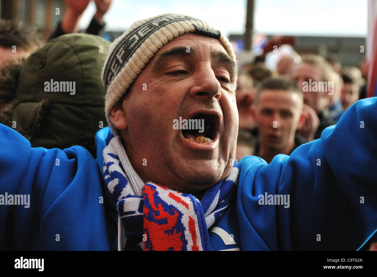 Trotzig Rangers-Fans versammeln sich vor ihrem Spiel gegen Kilmarnock, ihr erstes Spiel, da sie in die Verwaltung gingen. Rangers Steuerbescheid konnte über £75million, erreichen, mit einigen Kommentatoren spekulieren, dass der Club letztlich Liquidation konfrontiert werden könnten. Stockfoto