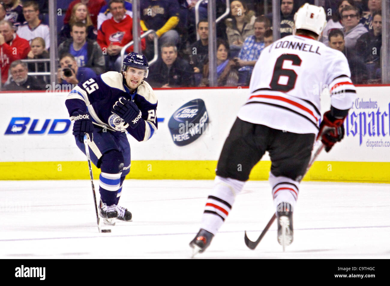 18. Februar 2012 - Columbus, Ohio, USA - Columbus Blue Jackets-Center bringt Ryan Russell (25) den Puck gegen Chicago Blackhawks Verteidiger Sean O'Donnell (6) in der zweiten Phase des Spiels zwischen den Chicago Blackhawks und den Columbus Blue Jackets in der Nationwide Arena, Columbus, Ohio. Chicago defe Stockfoto