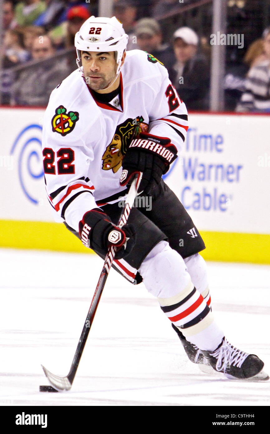 18. Februar 2012 - Columbus, Ohio, USA - Chicago Blackhawks rechten Flügel Jamal Mayers (22) ändert die Richtung mit dem Puck in der dritten Periode des Spiels zwischen den Chicago Blackhawks und den Columbus Blue Jackets in der Nationwide Arena, Columbus, Ohio. Chicago besiegte Columbus 6-1. (Kredit-Bild: © Scott St Stockfoto