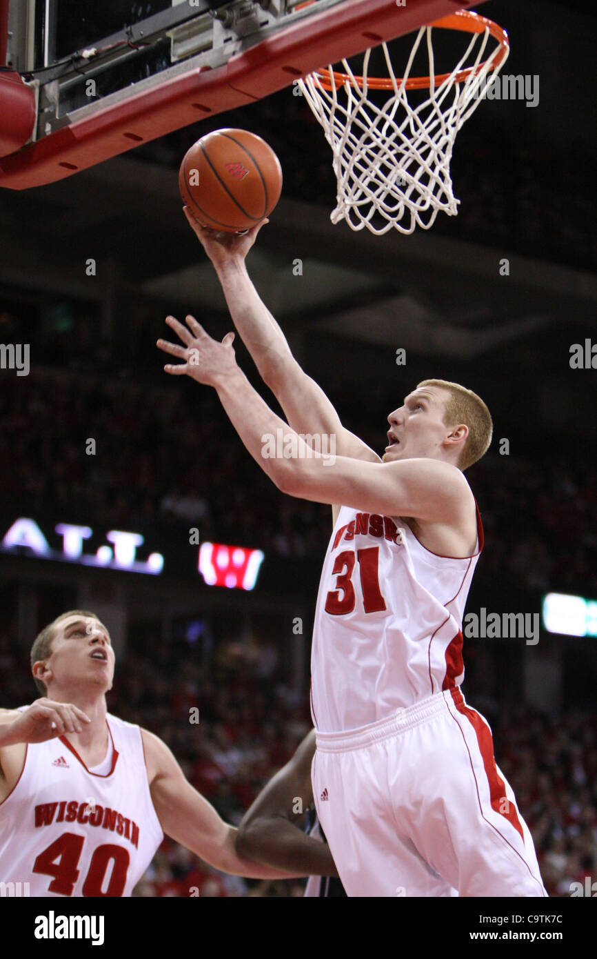 19. Februar 2012 - Madison, Wisconsin, steigt US - Wisconsin vorwärts Mike Bruesewitz #31 für einen Schuss im ersten Halbjahr Aktion. Wisconsin Badgers besiegte die Penn State Nittany Lions 65-55 an der Kohl-Center in Madison, Wisconsin. (Kredit-Bild: © John Fisher/Southcreek/ZUMAPRESS.com) Stockfoto