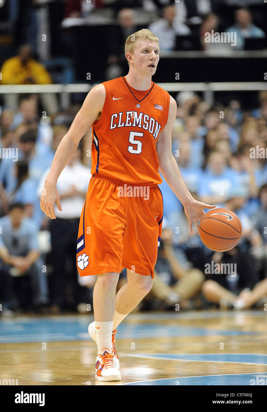 18. Februar 2012 - Chapel Hill, North Carolina; USA - TANNER SMITH (5) der Clemson Tigers als die University of North Carolina Tar Heels der Clemson Tigers mit einem Endstand von 74-52 zu besiegen, da sie Mens-College-Basketball an der Dean Smith Center befindet sich in Chapel Hill gespielt.  Copyright 2012 Jason Stockfoto