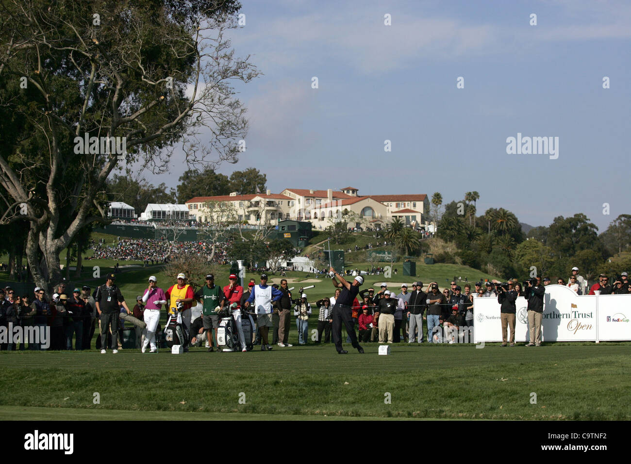 19. Februar 2012 - Los Angeles, Kalifornien, USA - Phil Mickelson spielt in der letzten Runde von der Northern Trust Open Golfturnier im Riviera Country Club in Los Angeles Sonntag, 19. Februar 2012. (Kredit-Bild: © Ringo Chiu/ZUMAPRESS.com) Stockfoto