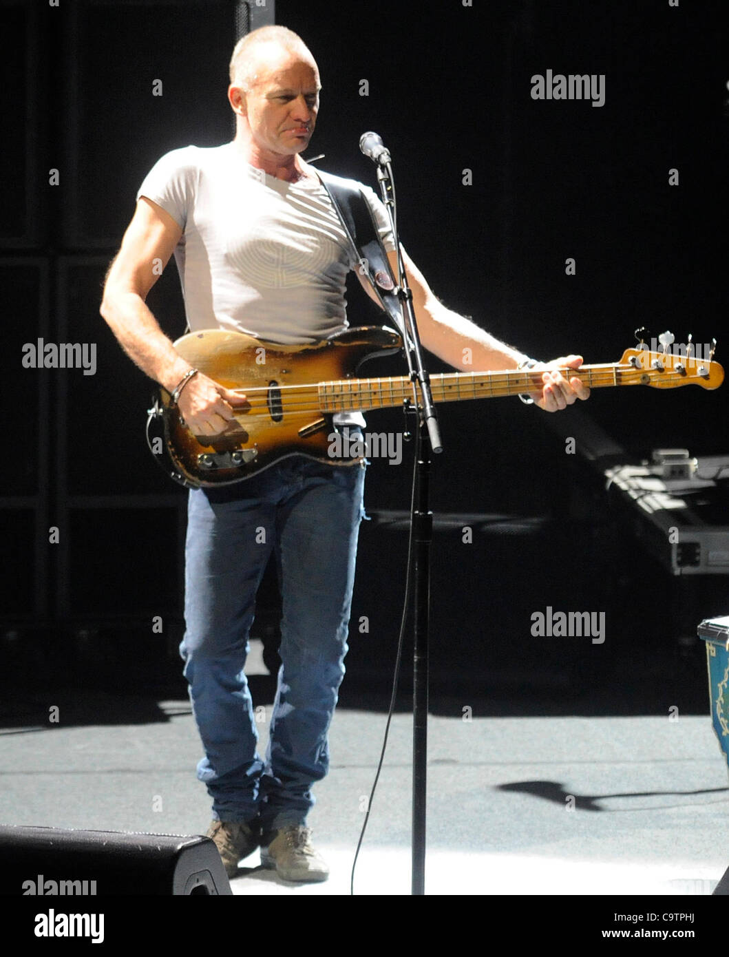 Britischer Sänger Sting führt live auf das Konzert in Prag am 18. Februar 2012 in seinem Rücken Bass Tour. (Foto/Stanislav Zbynek CTK) Stockfoto