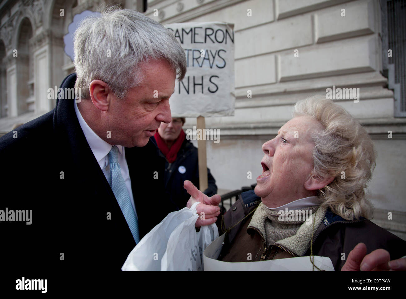 Downing Street, London, UK. 20. Februar 2012. Gesundheitsminister Andrew Lansley ist von June Hautot ausgepfiffen, als er bei einer Besprechung über die Zukunft des NHS ankommt. Demonstranten versammelten sich vor um zu protestieren, was sie den "Gipfel der Uninvited" genannt. Stockfoto