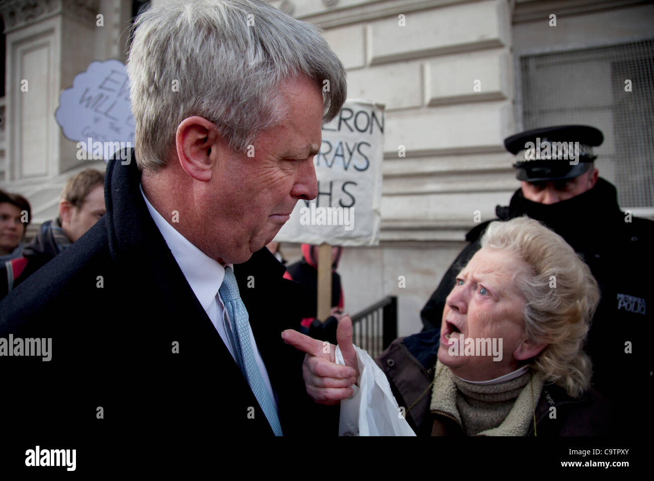 Downing Street, London, UK. 20. Februar 2012. Gesundheitsminister Andrew Lansley ist von June Hautot ausgepfiffen, als er bei einer Besprechung über die Zukunft des NHS ankommt. Demonstranten versammelten sich vor um zu protestieren, was sie den "Gipfel der Uninvited" genannt. Stockfoto