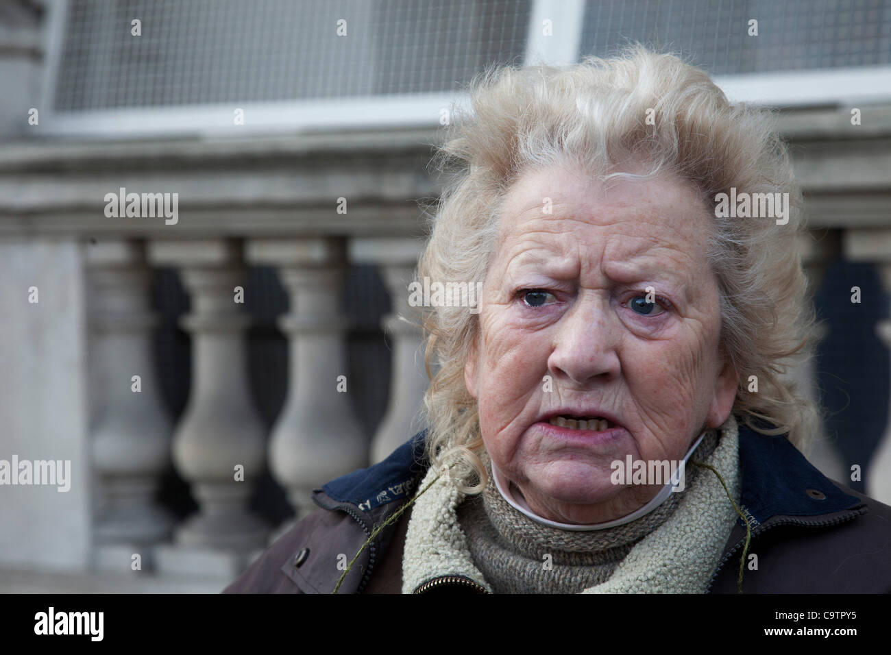 Downing Street, London, UK. 20. Februar 2012. June Hautot vor Downing Street nach der Gesundheitsminister Andrew Lansley Zwischenrufe. Stockfoto