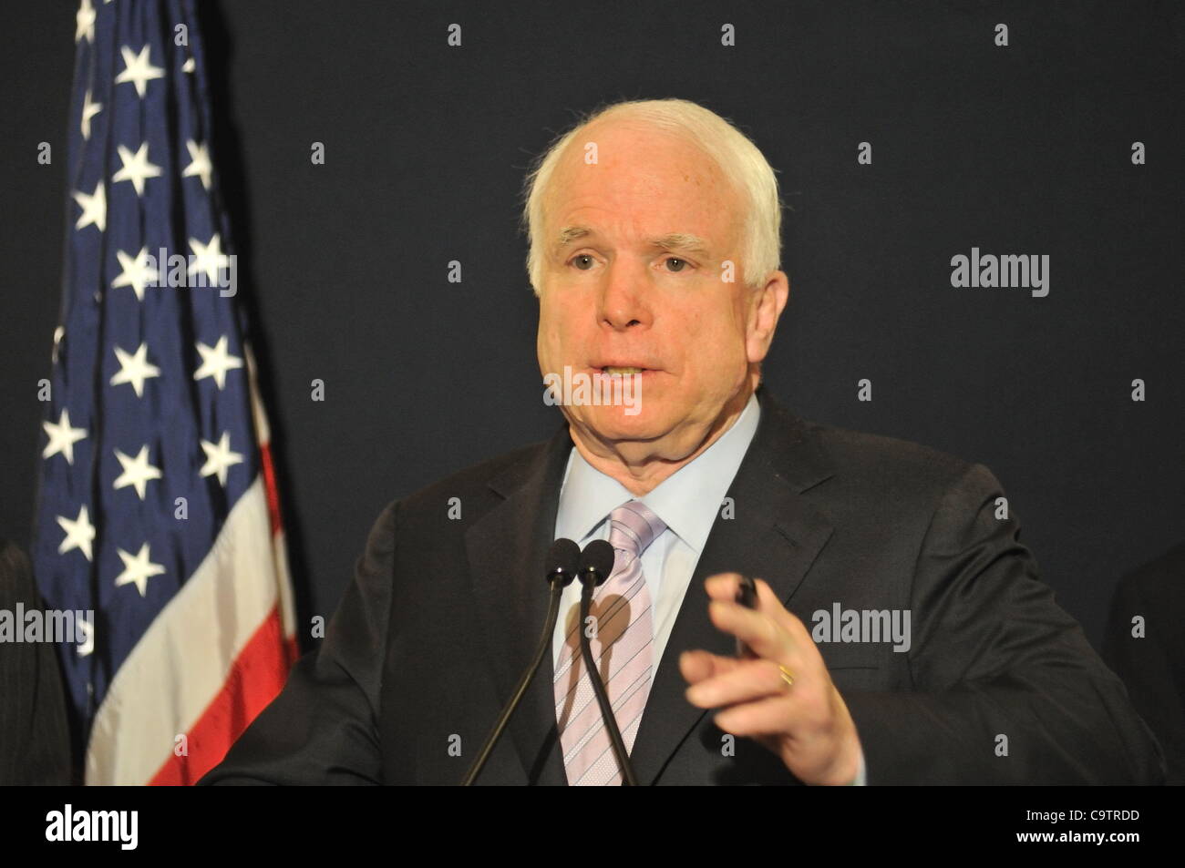 Kairo, Ägypten. 20. Februar 2012. Senator John McCain spricht mit der Presse nach einem kurzen Besuch nach Ägypten, wo er und die Zweiparteien-Senatsausschuss Reise (einschließlich Senator Lindsey Graham, Senator John Hoeven, Senator Jeff Beauregard und Senator Richard Blumenthal) trafen sich mit ägyptischen Führer. Stockfoto