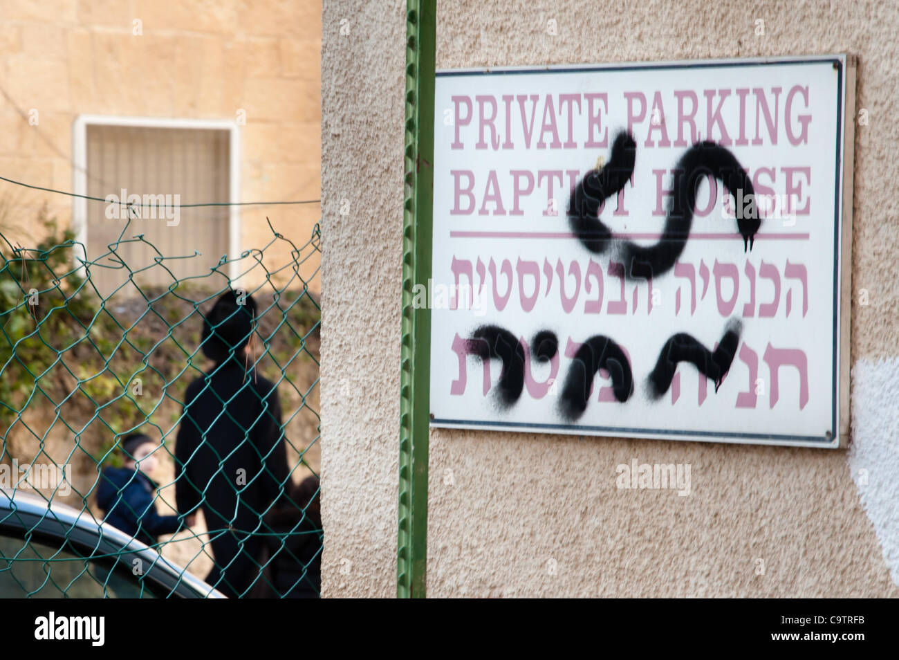 JERUSALEM - 20 Februar: Antichristliche Graffiti an den Wänden der Baptistengemeinde Narkis Straße in West-Jerusalem, einschließlich den Slogan "Price Tag" von israelischen jüdischen Aktivisten der pro-Siedler, sich zu rächen für Maßnahmen zur illegalen Siedlungen im Westjordanland zu entfernen verwendet fand. Stockfoto