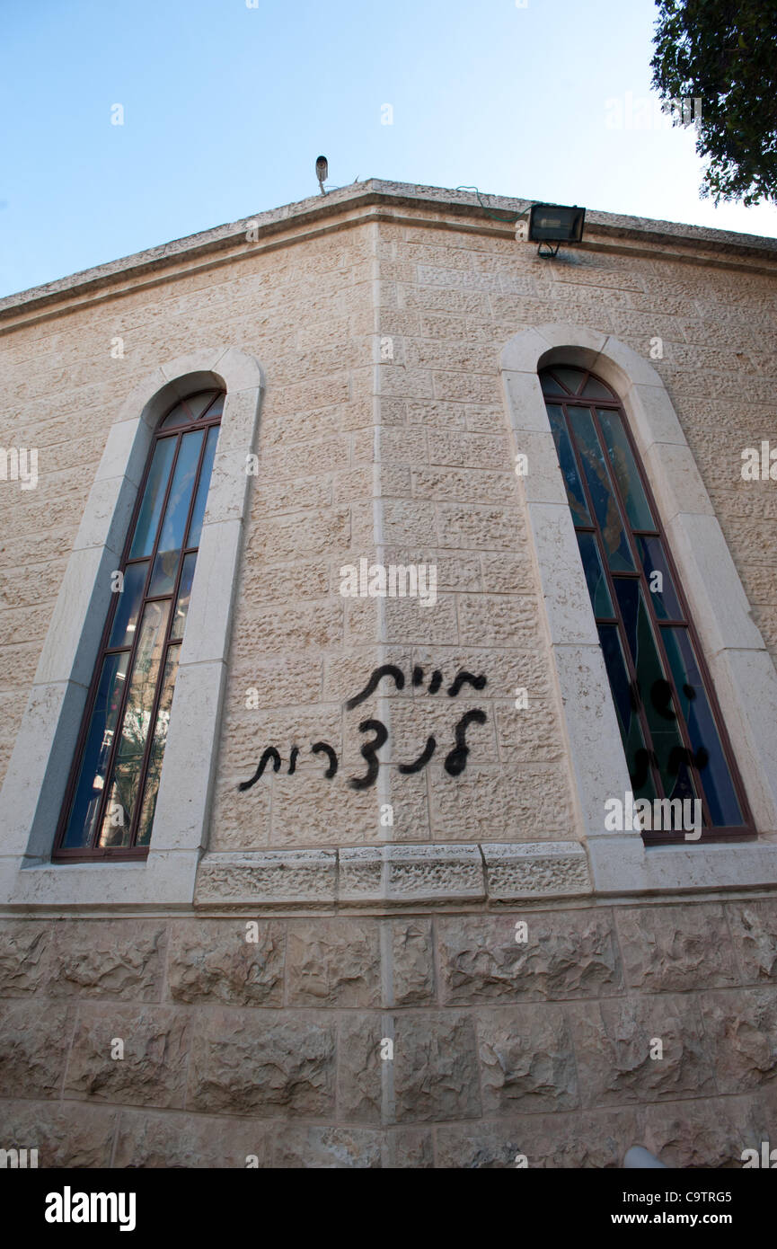 JERUSALEM - 20 Februar: Antichristliche Graffiti fand sich an den Wänden der Baptistengemeinde Narkis Straße in West-Jerusalem, einschließlich dieses Slogans, "Tod den Christen" und "Jesus ist tot". Stockfoto