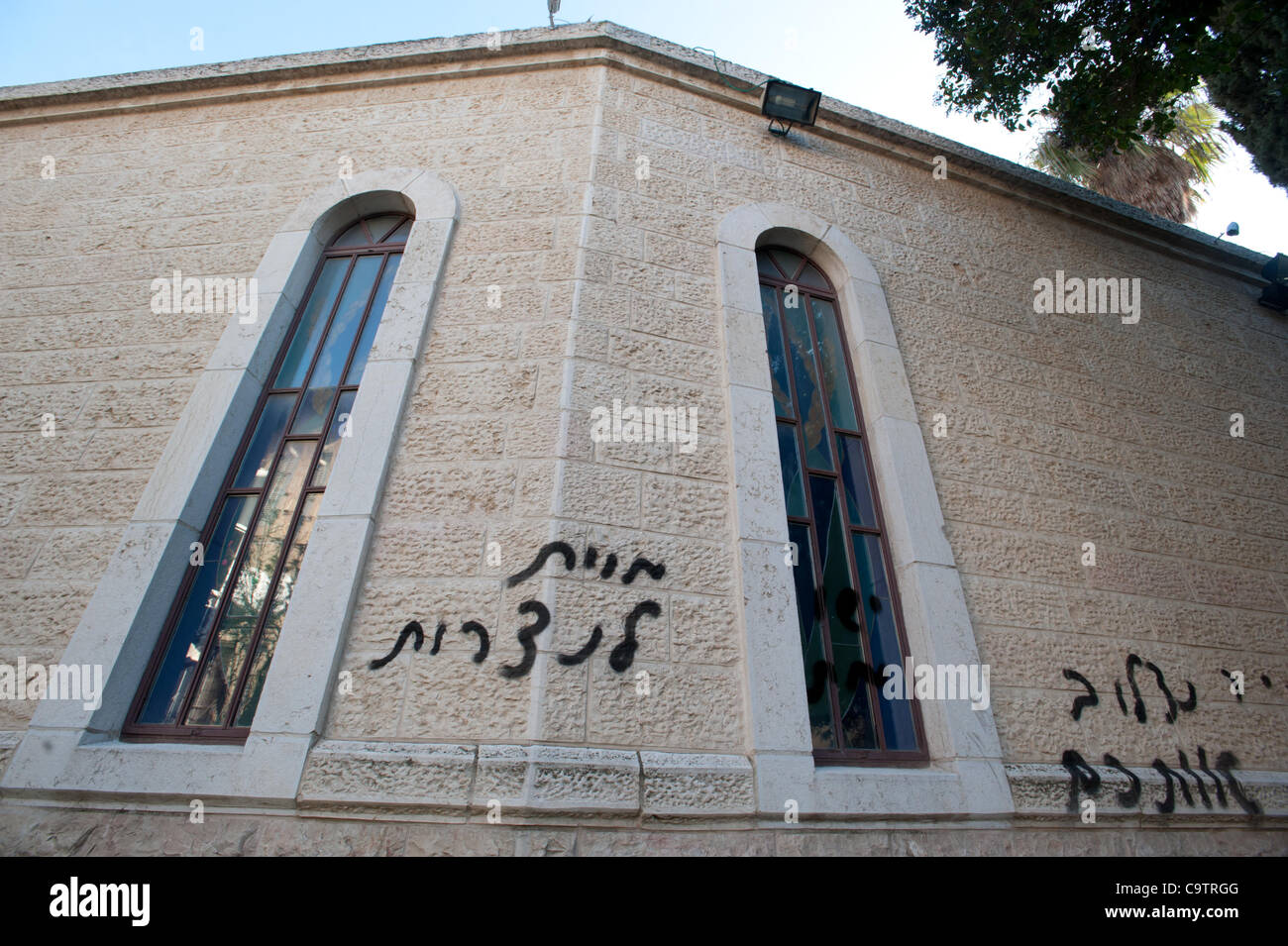 JERUSALEM - 20 Februar: Antichristliche Graffiti fand sich an den Wänden der Baptistengemeinde Narkis Straße in West-Jerusalem, einschließlich dieses Slogans, "Tod der Christen", "Jesus ist tot", und "Wir werden dich zu kreuzigen". Stockfoto