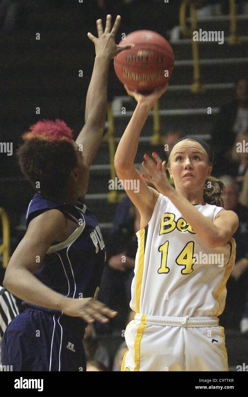 15. Februar 2012 - Bettendorf, Iowa, USA - Bettendorf Katie Moore schießt über Pleasant Valley Aija Johnson am Mittwoch während einer Klasse 4A regionale Viertelfinale in Bettendorf. (Kredit-Bild: © John Schultz/Quad-Stadt Times/ZUMAPRESS.com) Stockfoto