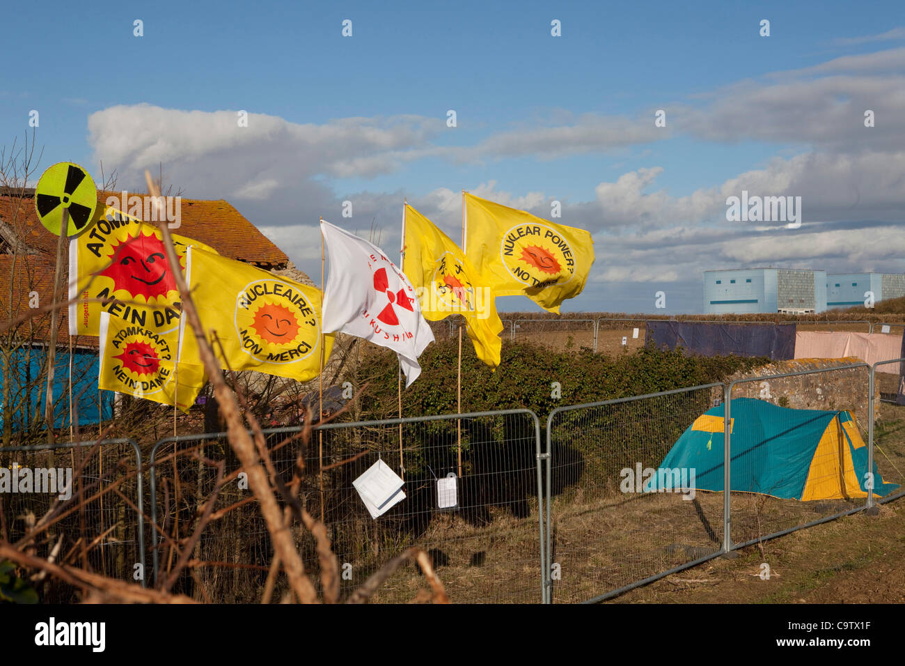 Anti-Atom-Protest in Hinkley Point North Somerset. Demonstranten haben ein Bauernhaus besetzt, wie EDF klar das Land gut, bevor sie eine Baugenehmigung für ein neues Kraftwerk in Hinkley C als Teil der neuen nuklearen Plan der britischen Regierung gegeben haben.  2 Drittel der DECCs Budget wird sp Stockfoto