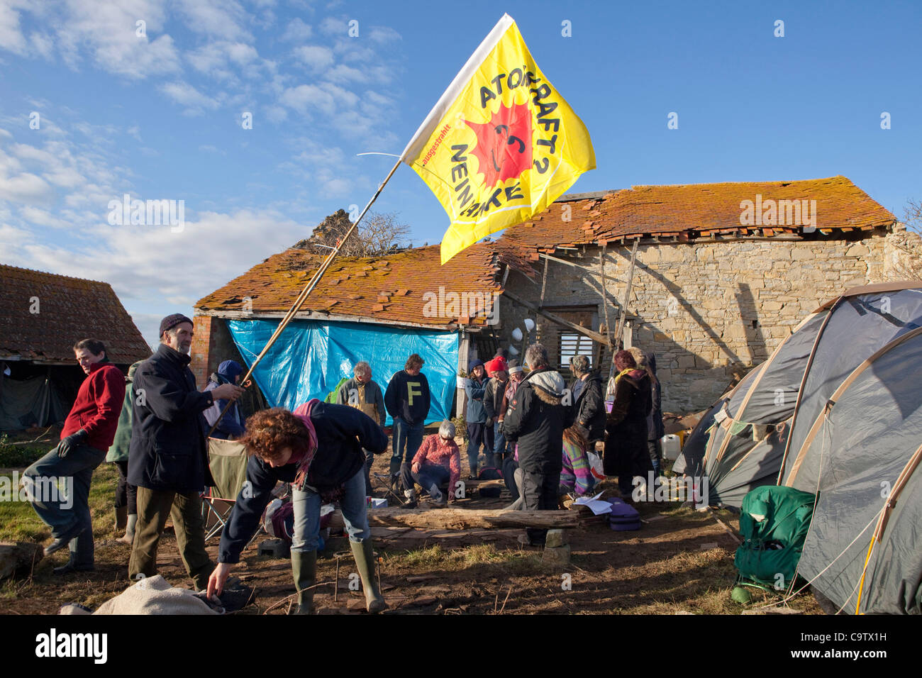 Anti-Atom-Protest in Hinkley Point North Somerset. Demonstranten haben ein Bauernhaus besetzt, wie EDF klar das Land gut, bevor sie eine Baugenehmigung für ein neues Kraftwerk in Hinkley C als Teil der neuen nuklearen Plan der britischen Regierung gegeben haben Stockfoto