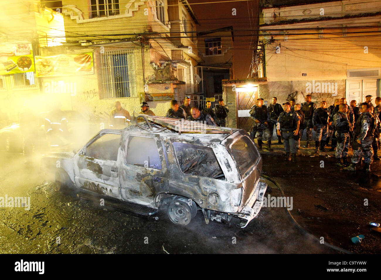 Rio De Janeiro, 20. Februar 2012 - Polizei verhaftet Chef der Drogendealer in São Carlos Favela, als Vergeltung der Gemeinschaft legte Feuer auf ein Polizeiauto. Intensive Kreuzfeuer zwischen Polizei und Banditen auftreten und ein Schüler 14 Jahre alt war auf der Stelle tot geschossen, zwei weitere Personen werden verletzt. Stockfoto