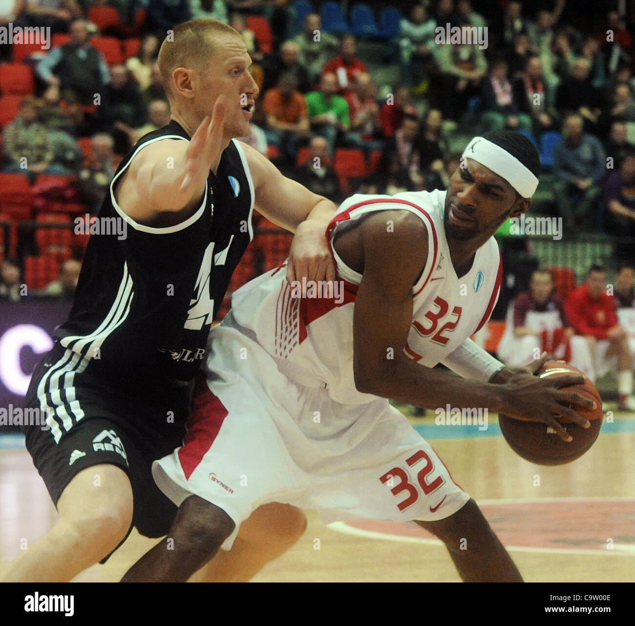 Donatas Zavackas von Riga (links) und Lamayn Wilson von Nymburk während der Eurocup Basketball Spiel ULEB CEZ Basketball Nymburk Vs VEF Riga in Nymburk, Tschechische Republik am 21. Februar 2012. (CTK Foto/Vit Simanek) Stockfoto