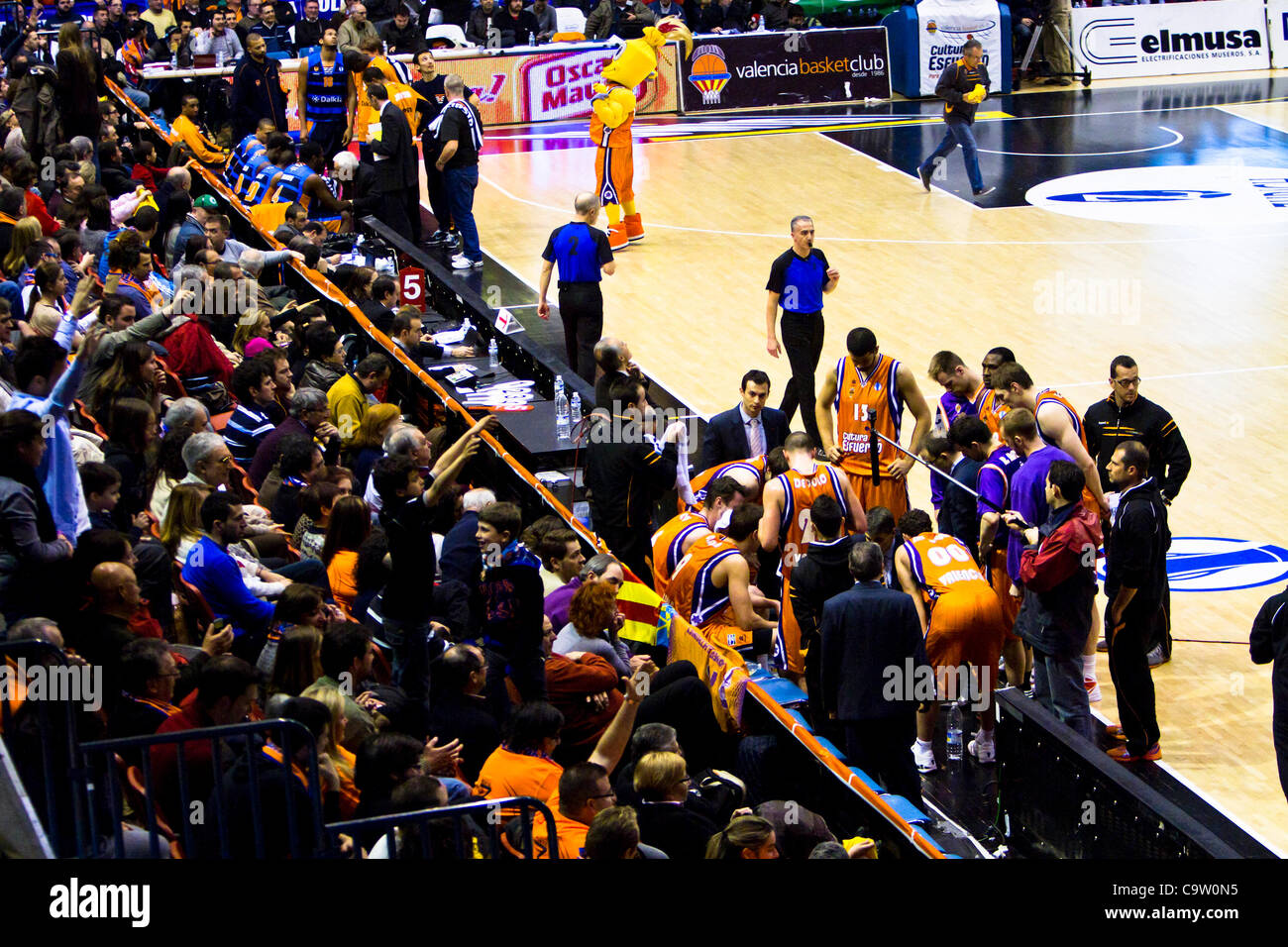 21.02.2012 - Fonteta de Sant Lluis, VALENCIA / Spanien - Basketball Eurocup - Valencia Basket CLub vs. BCM Gravelines---Valencia CB Spieler während eines Time-out Stockfoto