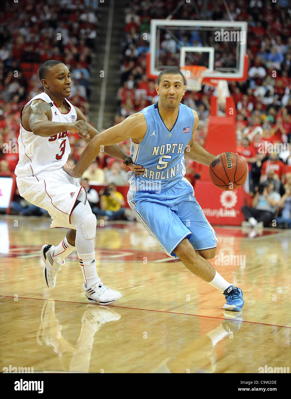 21. Februar 2012 - Raleigh, North Carolina; USA - North Carolina Tarheels (5) KENDALL MARSHALL Laufwerke in den Warenkorb legen, wie er von North Carolina bewacht wird State Wolfpack (3) ALEX JOHNSON, wie die University of North Carolina Tar Heels der North Carolina State Wolfpack mit einem Endstand von 86-74 als besiegen Stockfoto