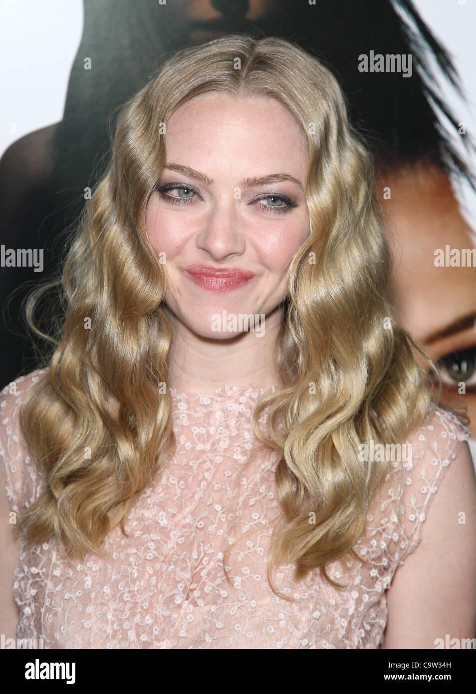 AMANDA SEYFRIED GEGANGEN. LOS ANGELES PREMIERE HOLLYWOOD LOS ANGELES Kalifornien USA 21. Februar 2012 Stockfoto