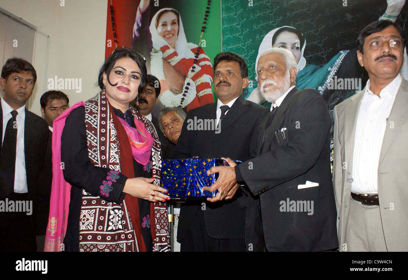 Sindh Kulturminister, frechen Palejo übergibt die Bücher für High Bar Hofbibliothek High Court Bar Association Präsident, Allah Bachayo Soomro während der Zeremonie am Mittwoch, 22. Februar 2012 in Hyderabad statt. Stockfoto