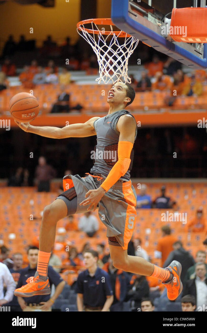 22. Februar 2012 - sieht Syracuse, New York, USA - Syracuse Orange Garde Michael Carter-Williams (1) dunk den Ball während der Warm-ups vor der Orange Schlacht der South Florida Bulls im Carrier Dome in Syracuse, NY. (Kredit-Bild: © Michael Johnson/Southcreek/ZUMAPRESS.com) Stockfoto