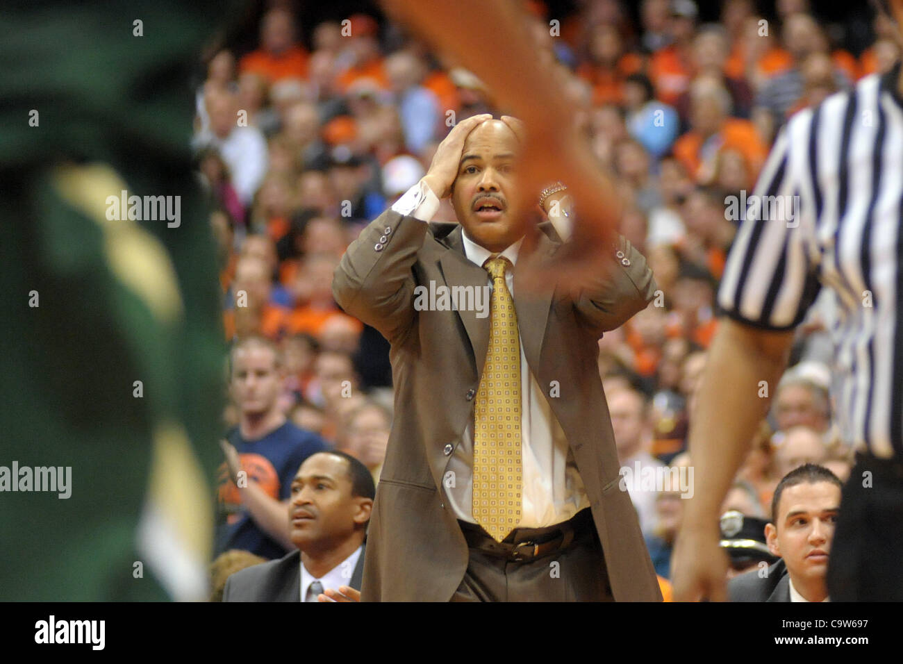 22. Februar 2012 - Syracuse, New York, USA - South Florida Bulls Cheftrainer Stan Heath auf einen Aufruf in der ersten Hälfte gegen Syrakus Orange im Carrier Dome in Syracuse, NY reagiert. Syrakus führt Südflorida 24-20 bei der Hälfte. (Kredit-Bild: © Michael Johnson/Southcreek/ZUMAPRESS.com) Stockfoto