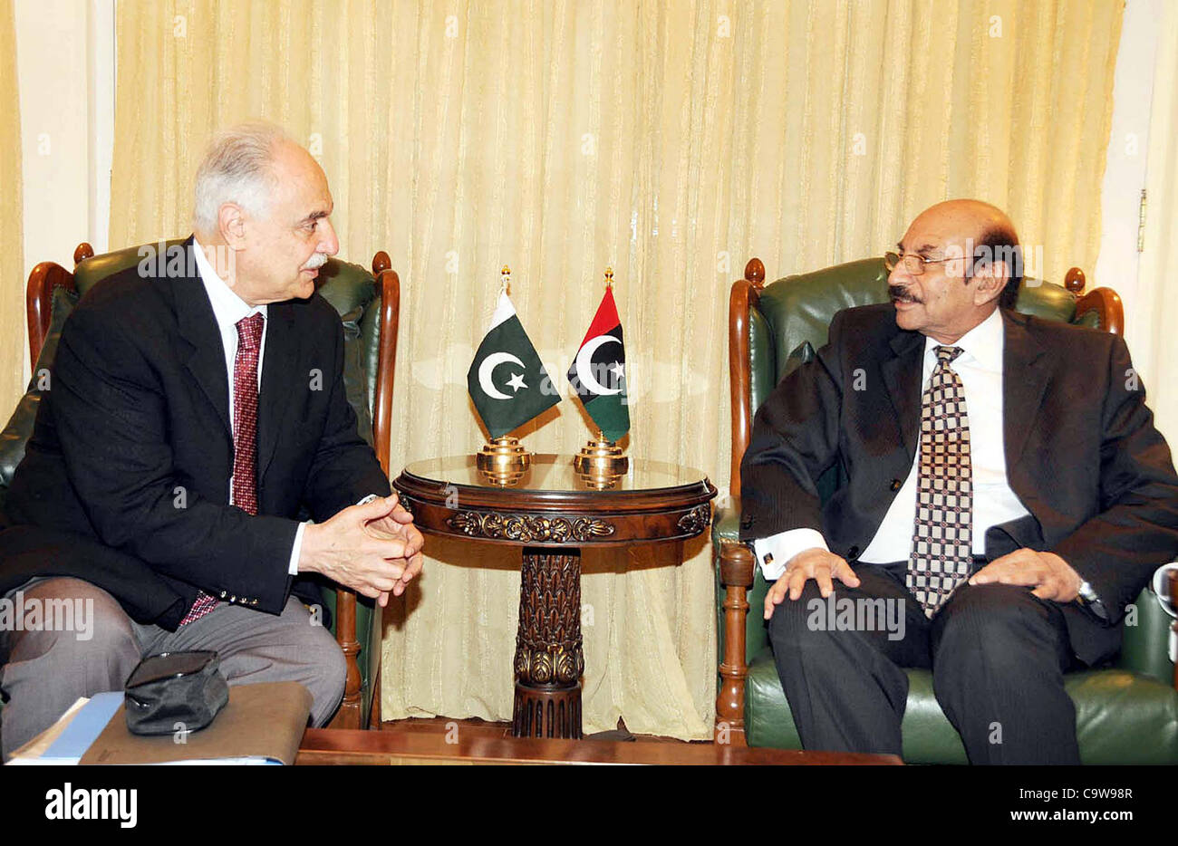 Sindh Hauptminister, Syed Qaim Ali Shah in Besprechung mit der Sonderbotschafter, Dr.Hussain A.Gezairy im CM-Haus in Karachi auf Donnerstag, 23. Februar 2012. Stockfoto