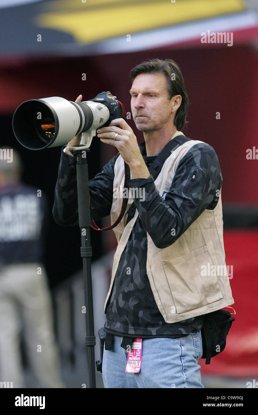 7. Dezember 2011 - Glendale, Arizona, USA - ehemaliger Baseballspieler jetzt professioneller Fotograf Randy Johnson seine Fotos in einem NFL-Spiel gegen die Dallas Cowboys im University of Phoenix Stadium in Glendale, AZ Bewertungen (Credit-Bild: © Gene Lower/Southcreek/ZUMAPRESS.com) Stockfoto