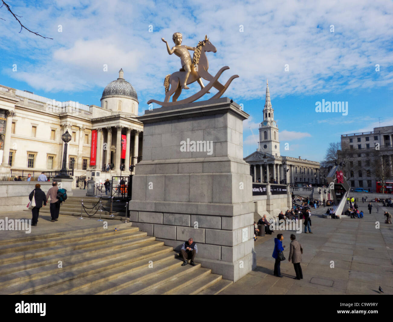 "Machtlose Strukturen, Abb. 101" den Spitznamen "Golden Boy" durch Michael Elmgreen & Ingar Dragset, Trafalgar Square Fourth Plinth vorgestellt von Joanna Lumley, London, UK, auf Donnerstag, 23. Februar 2012 Stockfoto