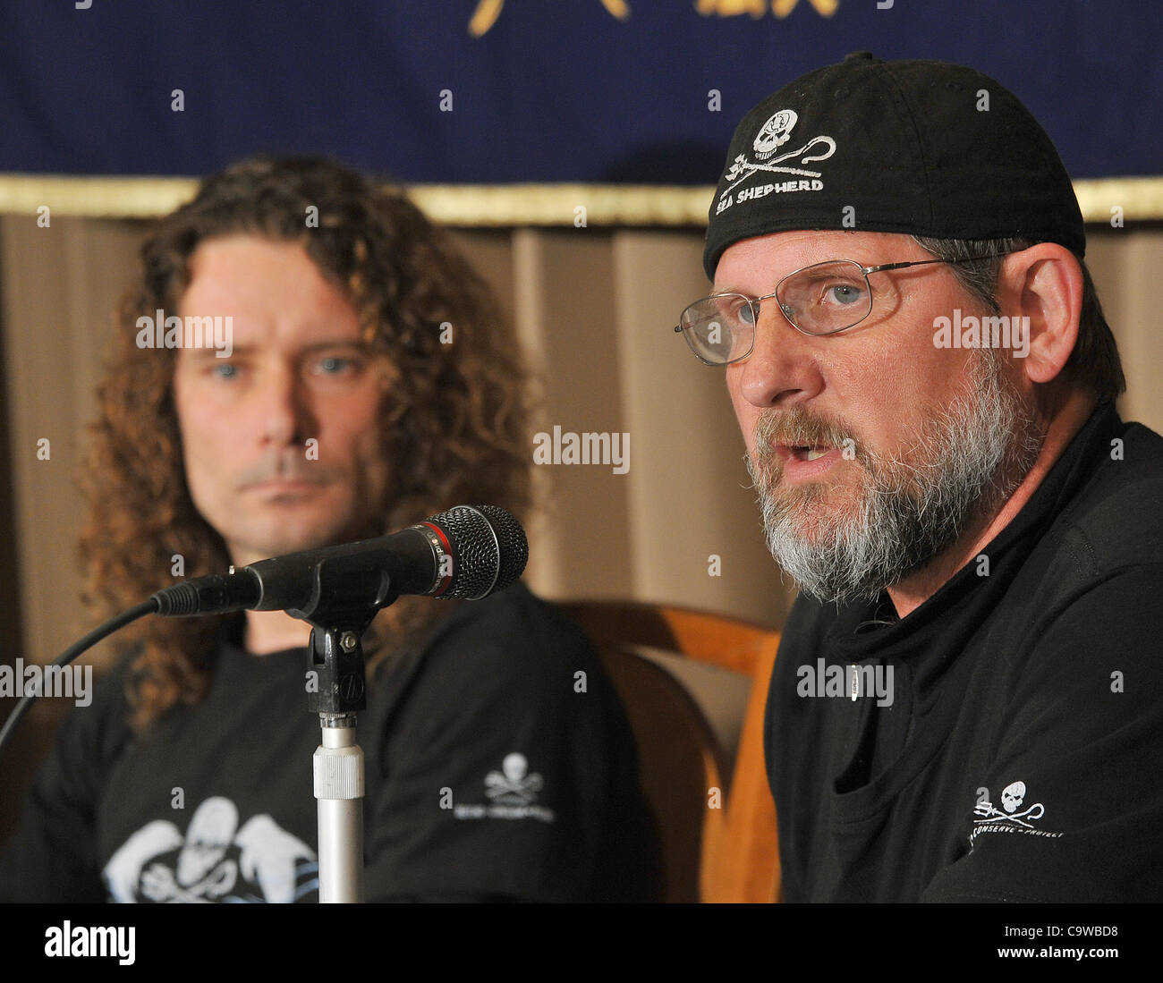 24. Februar 2012, spricht Tokyo, Japan - Scott West, Direktor der Sea Shepherd Conservation Society für Untersuchung, während einer Pressekonferenz am Einkaufsviertels Foreign Correspondents Club of Japan auf Freitag, 24. Februar 2012. Auf der linken Seite ist Erwin Vermeulen, ein niederländischer Aktivist mit der Anti-Walfang-Gruppe verknüpft. < b Stockfoto
