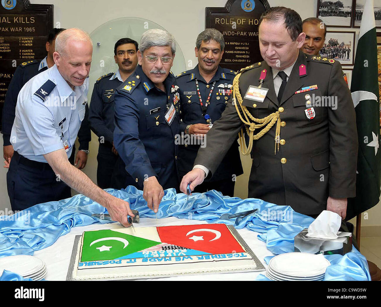 Air Force Deputy Chief of Air Staff (Operationen), schneidet Air Marshal Waseem-Ud-Din zusammen mit Beamten der Türkei Air Force (TAF) Kuchen während der Zeremonie auf die Ankunft der ersten Charge von drei f-16 Block 15 MLU (Mid-Life-Upgrade) Flugzeuge an PAF Basis Shahbaz statt. Stockfoto
