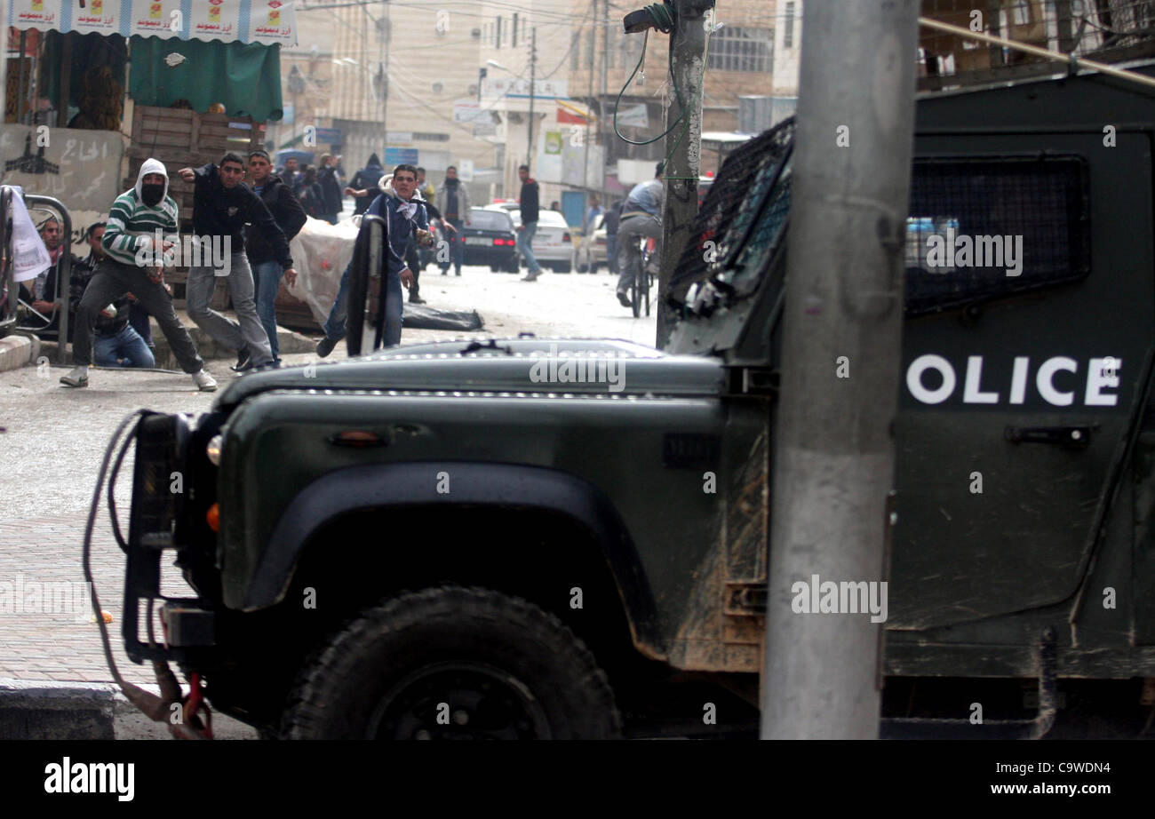 25. Februar 2012 - Hebron, Westjordanland, Palästina - Palästinenser Demonstranten Zusammenstoß mit israelischen Soldaten während einer Demonstration zum Gedenken an 18 Jahre, um das Massaker von Hebron und ruft um zu Shuhada Straße in der Westbank-Stadt Hebron, Freitag, 24. Februar 2012 zu öffnen. Im Jahr 1994, ein US-amerikanischer Jude Stockfoto