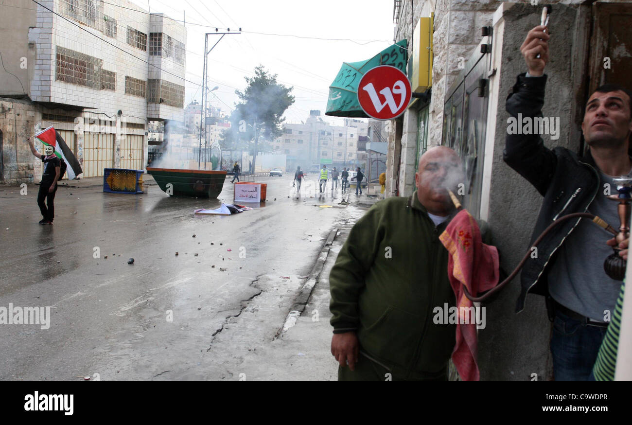 24. Februar 2012 - Hebron, Westjordanland, Palästina - Palästinenser Demonstranten Zusammenstoß mit israelischen Soldaten während einer Demonstration zum Gedenken an 18 Jahre, um das Massaker von Hebron und ruft um zu Shuhada Straße in der Westbank-Stadt Hebron, Freitag, 24. Februar 2012 zu öffnen. Im Jahr 1994, ein US-amerikanischer Jude Stockfoto