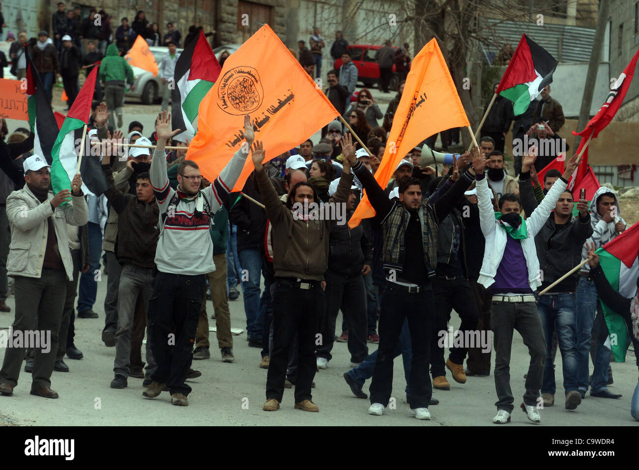 25. Februar 2012 - verbunden Hebron, Westjordanland, Palästinensische Autonomiegebiete - palästinensische Demonstranten von israelischen und ausländischen Friedensaktivisten, schreien Parolen während einer Demonstration für die Wiedereröffnung eines Schlüssels Straße in der Westbank-Stadt Hebron am 24. Februar 2012. Hunderte von Palästinensern protestierten t Stockfoto