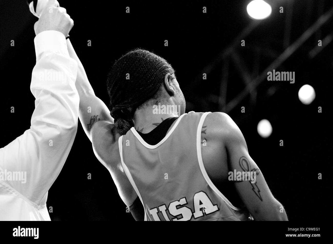 15. Februar 2012 - Spokane, Washington, USA - Tyrieshia Douglas gewinnt einen Kampf im Unternehmensbereich im Fliegengewicht. (Kredit-Bild: © Jed Conklin/ZUMAPRESS.com) Stockfoto