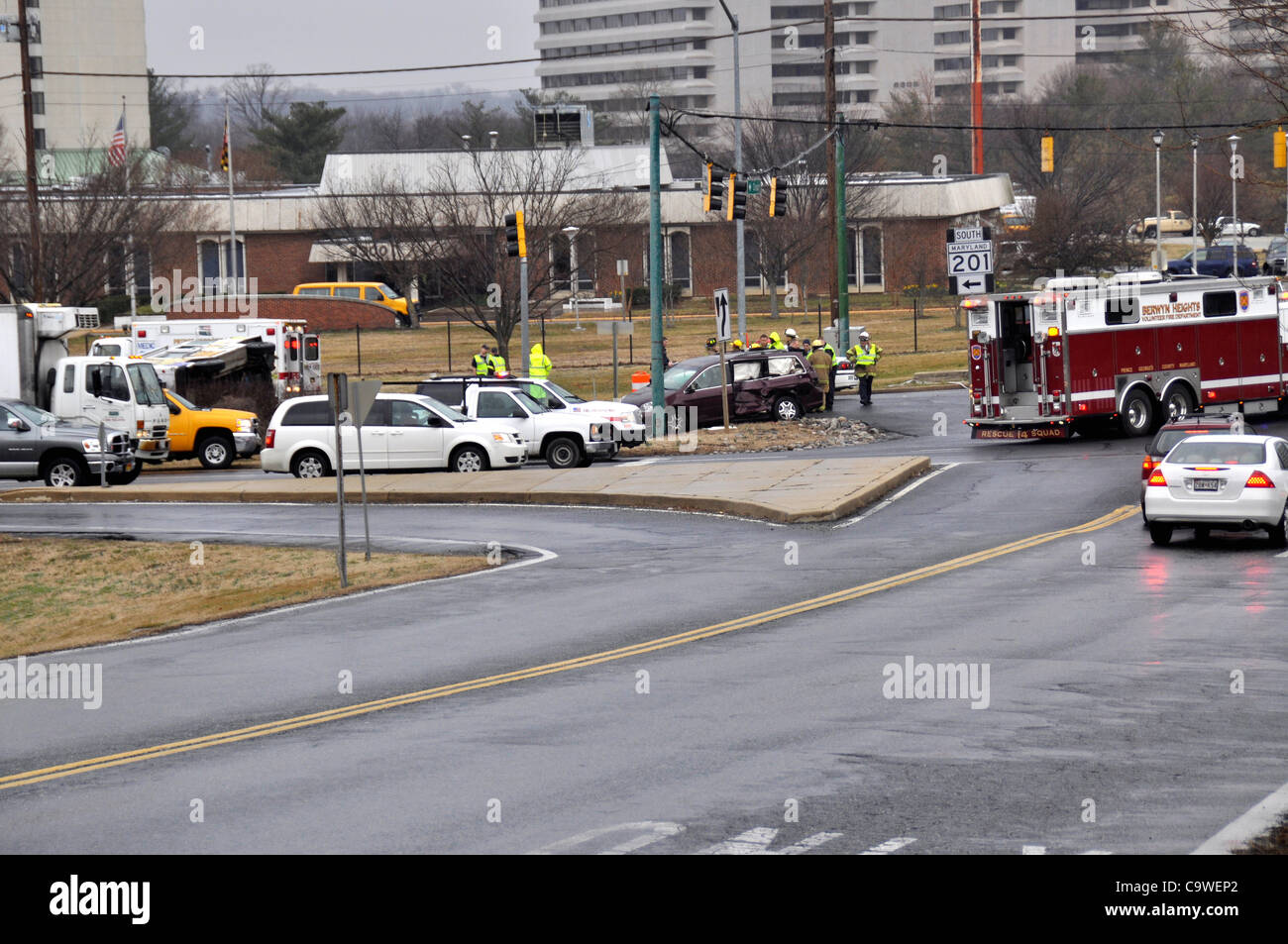 Greenbelt, Maryland, 24. Februar 2012. Eine Frau wurde verletzt, nachdem ein Lastwagen voller Propan mit einem Auto kollidierte und umgeworfen. Die Frau war gefangen im Auto aber befreit von Feuerwehrleuten, keiner von den Propanbrenner zugespielt. Stockfoto