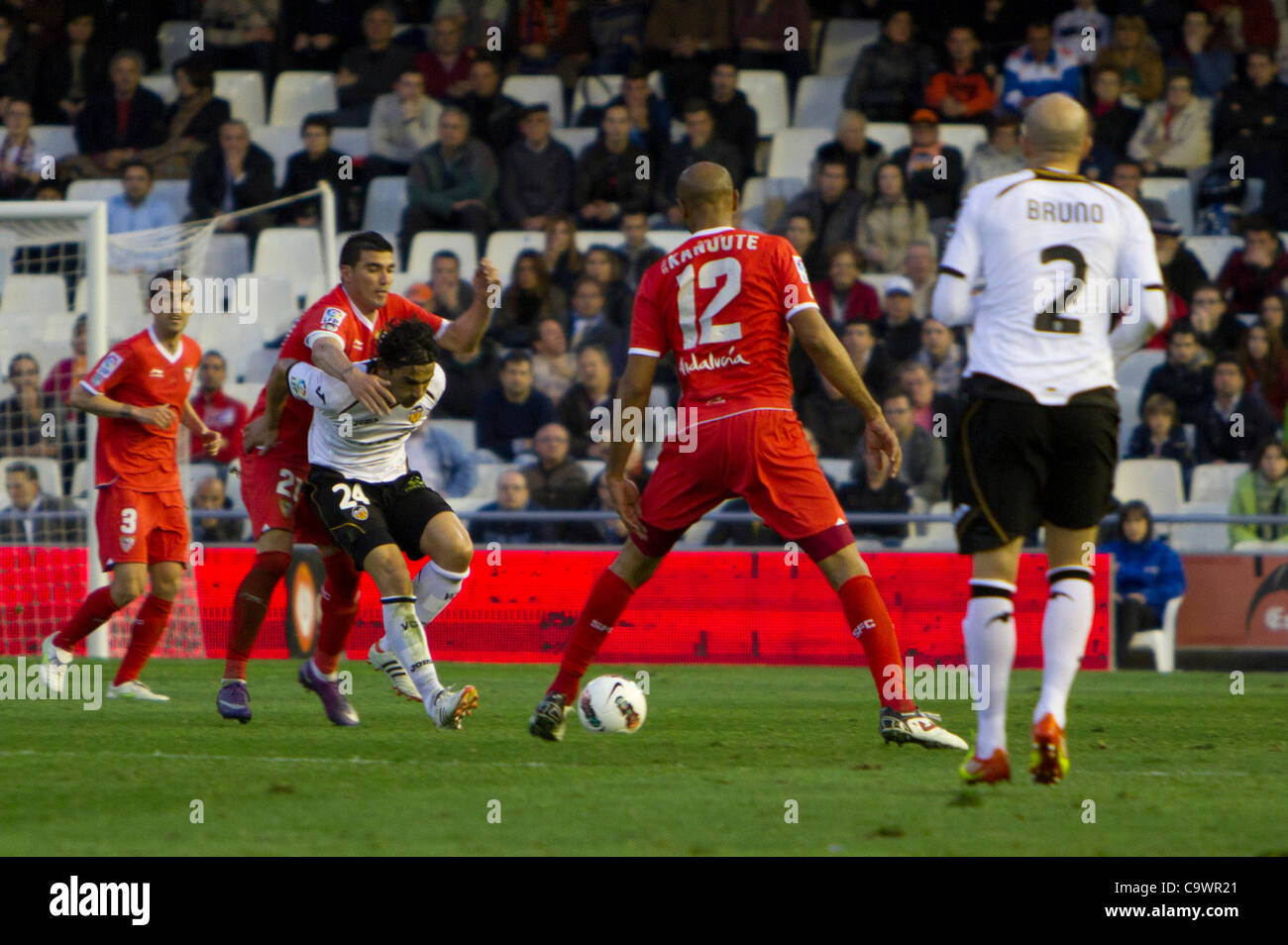 26.02.2012 - Estadio Mestalla, VALENCIA / Spanien - Primera Division Fußball - Valencia FC vs. FC Sevilla - Spieltag 25---Tino Costa von VAlencia CF schützt den Ball mit Reyes nach ihm Stockfoto