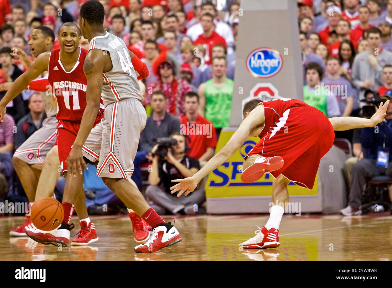 26. Februar 2012 - Columbus, Ohio, USA - Wisconsin Badgers, die vorwärts Mike Bruesewitz (31) von Ohio State Buckeyes herum gesponnen wird Wache William Buford (44) in der ersten Hälfte des Spiels zwischen Wisconsin und Ohio State University in Columbus, Ohio Wert City Arena. Wisconsin besiegte Ohio State 63-60. (Credit Stockfoto