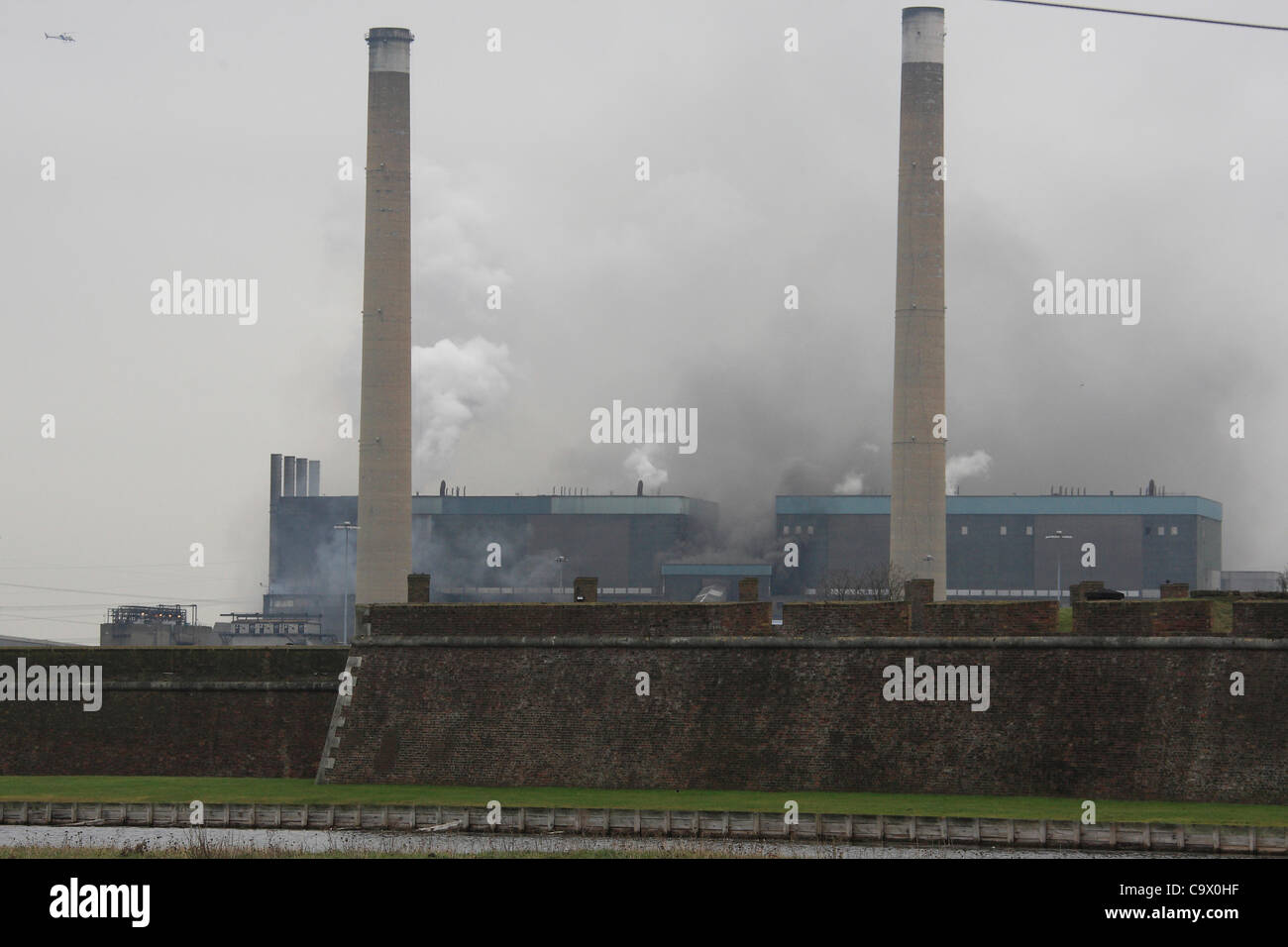 Tilbury, UK. 27. Februar 2012. Schwarzer Rauch und Dampf strömt aus einem Kraftwerk in Tilbury, Essex, nach ein schweren Brand ausbrach. Mehr als 100 Feuerwehrleute sind das Feuer bekämpfen. Es wird berichtet, dass das Feuer in einem Holzpellet-Trichter mit etwa 2.000 Tonnen Treibstoff begonnen. Stockfoto