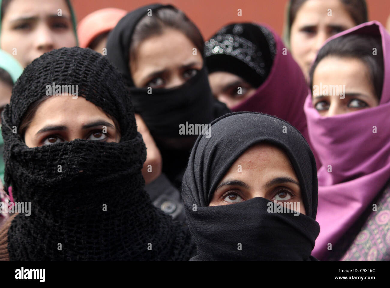 27. Februar 2012 - Srinagar, starrt Kaschmir, Indien - betroffenen von Kashmiri Frauen Regierungsangestellten Teilnahme an einer Demonstration gegen die Regierung in Srinagar, indischen Teil Kaschmirs. Die Beschäftigten forderten Dauerarbeitsplätze in der Regierung von Jammu und Kaschmir. Indische Polizei verhaftet Dutzende von tempor Stockfoto