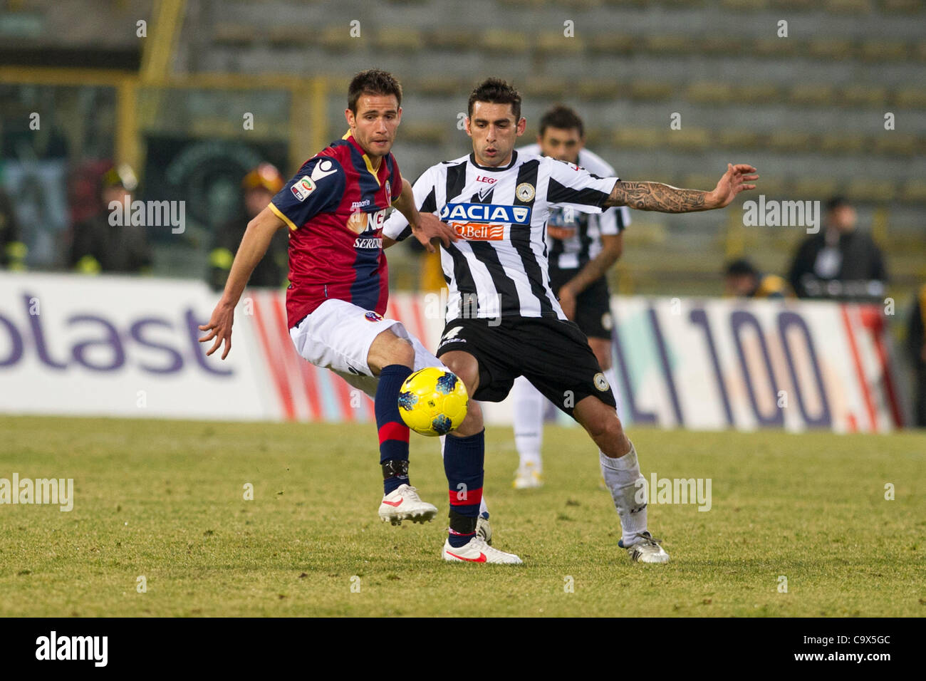 Robert Acquafresca (Bologna), Michele Pazienza (Udinese), 26. Februar 2012 - Fußball / Fußball: italienische "Serie A" entsprechen BetweenBologna 1-3 Udinese Renato dall-Stadion in Bologna, Italien. (Foto von Maurizio Borsari/AFLO) [0855] Stockfoto