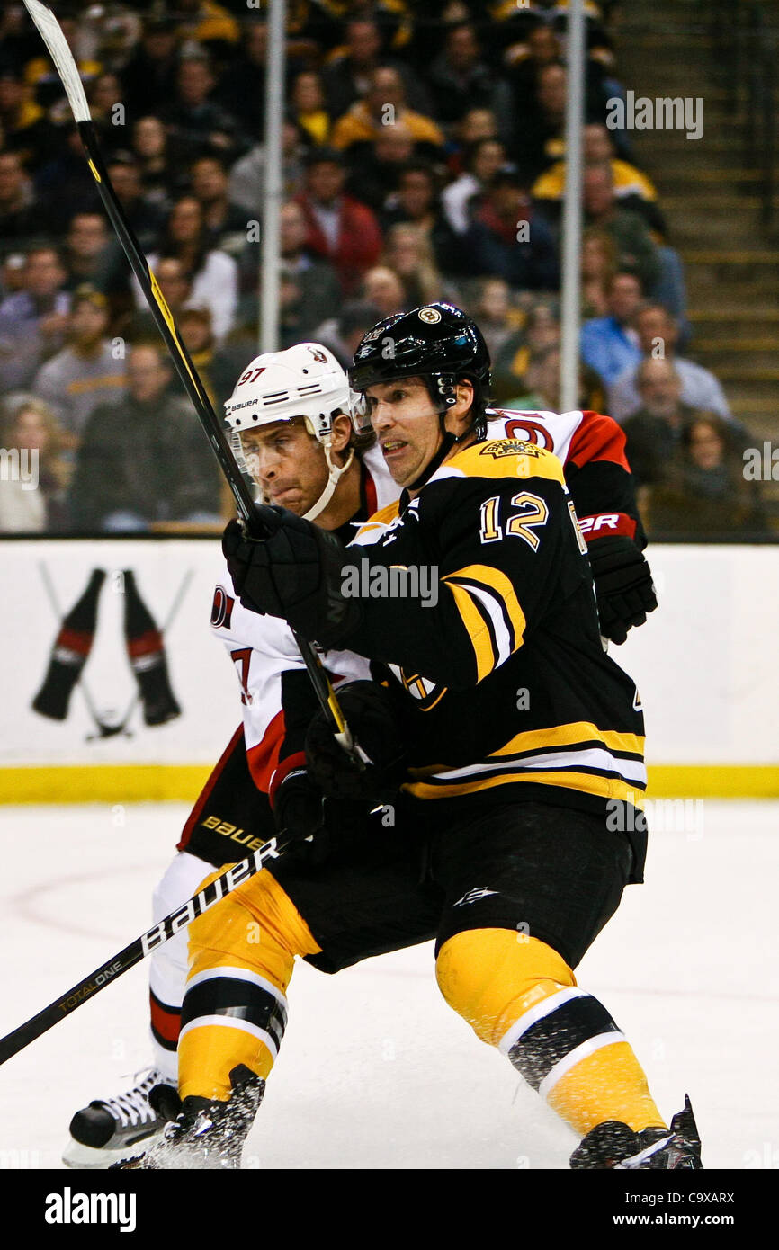 28. Februar 2012 - Boston, Massachusetts, blockiert USA - Boston Bruins linken Flügel Brian Rolston (12) Ottawa Senators Verteidiger Matt Gilroy (97) bereits in der ersten Periode des Spiels im TD Garden in Boston, Massachusetts.  Senatoren schlagen Bruins 1 - 0. (Kredit-Bild: © Mark Box/Southcreek/ZUMAPRESS.com) Stockfoto