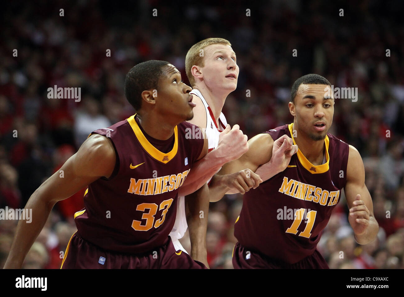 28. Februar 2012 - Madison, Wisconsin, USA - Wisconsin vorwärts Mike Bruesewitz #31 ist boxed in Minnesota weiterleiten, Rodney Williams #33 und Joe Coleman #11. Wisconsin Badgers besiegte die Minnesota Golden Gophers 52-45 im Kohl Center in Madison, Wisconsin. (Kredit-Bild: © John Fisher/Southcre Stockfoto