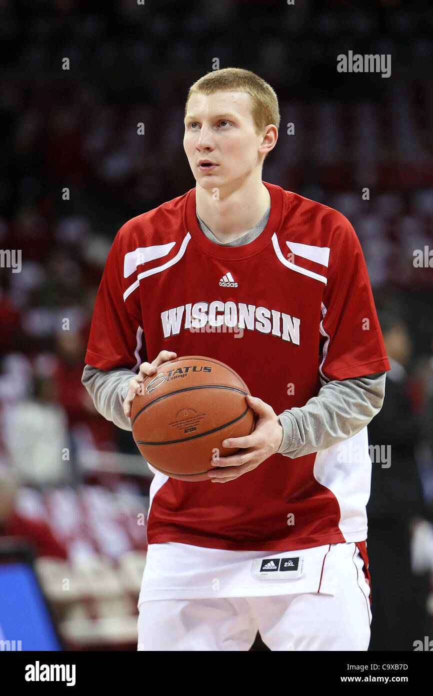 28. Februar 2012 - Madison, Wisconsin, USA - Wisconsin vorwärts Mike Bruesewitz #31 erwärmt sich vor dem Spiel. Wisconsin Badgers besiegte die Minnesota Golden Gophers 52-45 im Kohl Center in Madison, Wisconsin. (Kredit-Bild: © John Fisher/Southcreek/ZUMAPRESS.com) Stockfoto