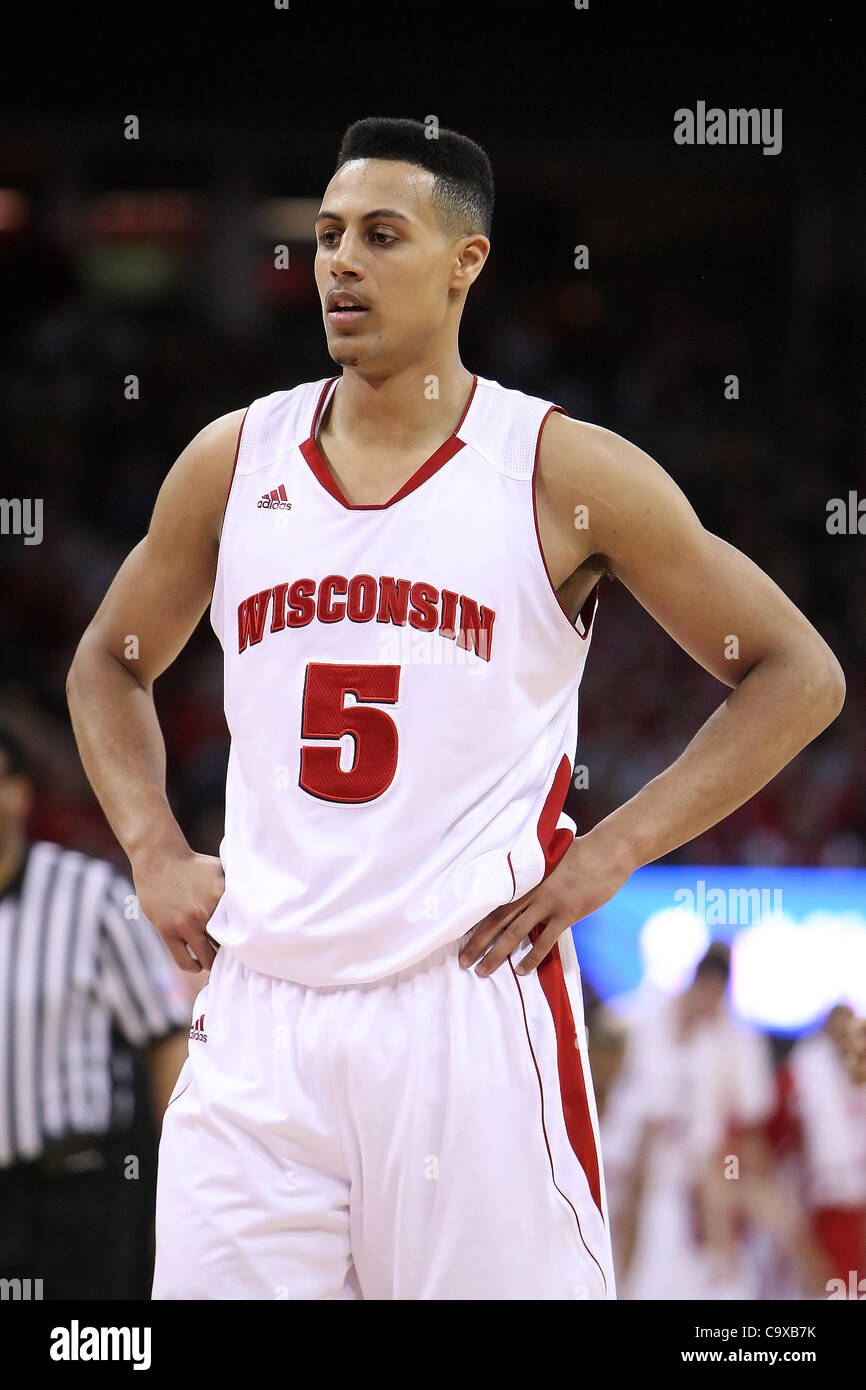 28. Februar 2012 - Madison, Wisconsin, USA - Wisconsin vorwärts Ryan Evans #5 nimmt eine Auszeit während des Spiels. Wisconsin Badgers besiegte die Minnesota Golden Gophers 52-45 im Kohl Center in Madison, Wisconsin. (Kredit-Bild: © John Fisher/Southcreek/ZUMAPRESS.com) Stockfoto