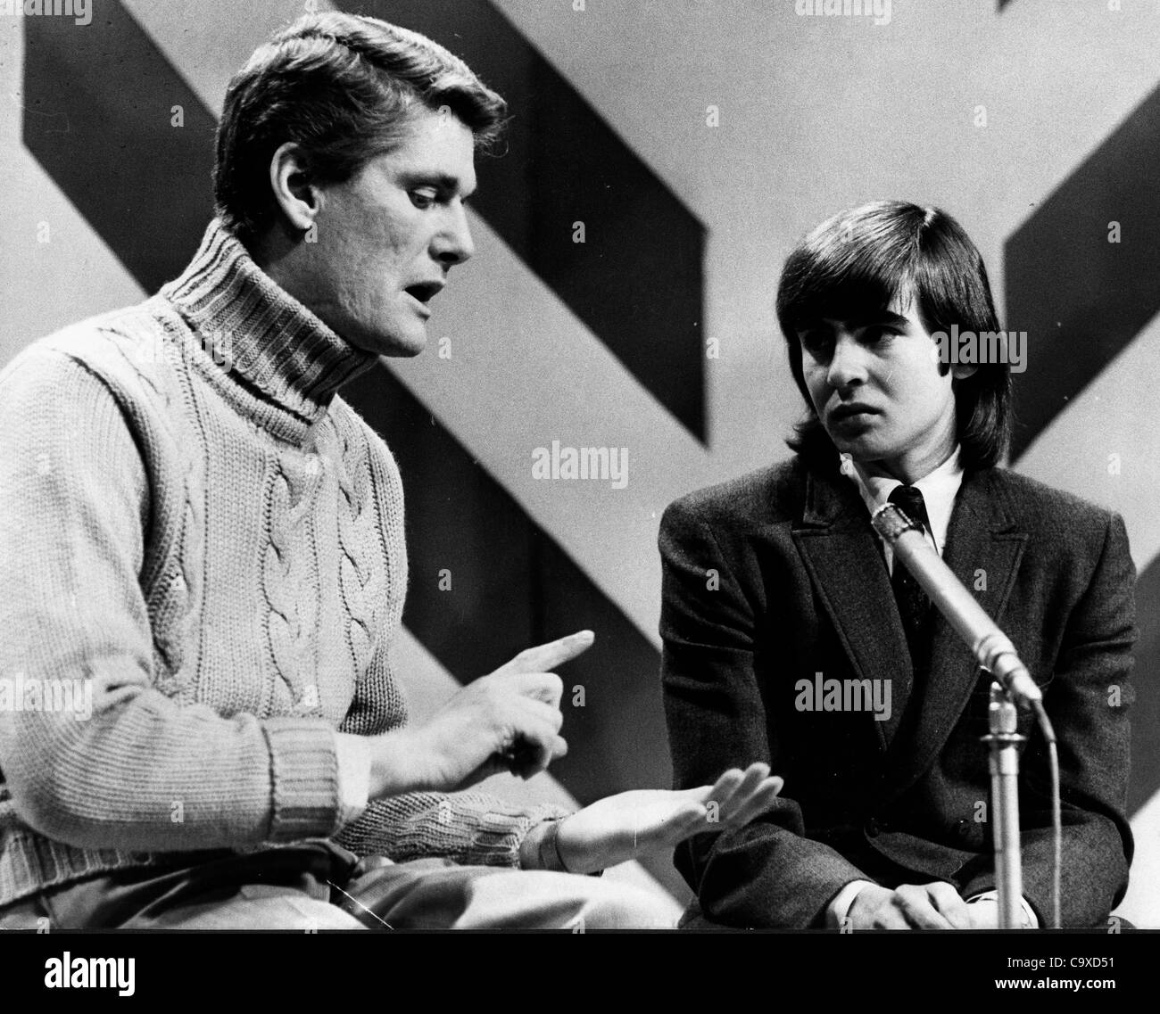 21. Dezember 1966 - London, England, U.K - Sänger der Fernsehen-Rock-Band The Monkees DAVY JONES wird von PETER MURRAY auf "Top of the Pops" interviewt. (Kredit-Bild: © KEYSTONE Bilder USA/ZUMAPRESS.com) Stockfoto