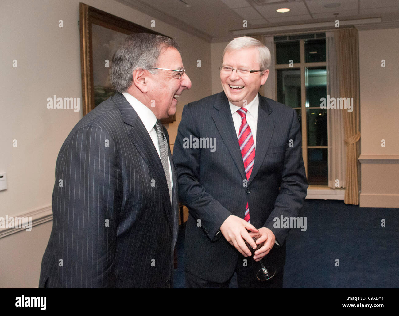 Außenminister Kevin Rudd (rechts) trifft sich mit Verteidigungsminister Leon E. Panetta auf das Pentagon in Arlington, VA. auf mittwochs. 21. Februar 2012. Stockfoto