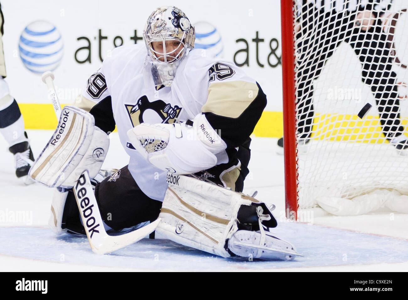29. Februar 2012 wird während der Aktion zwischen den Dallas Stars und die Pittsburgh Penguins - Dallas, Texas, USA - Pittsburgh Penguins Torhüter Marc-Andre Fleury (29) auf bewertet. Nach der 1. Spielzeit sind Dallas und Pittsburgh Tiied 1-1 im American Airlines Center. (Kredit-Bild: © Andrew Dieb/Southcreek / Stockfoto
